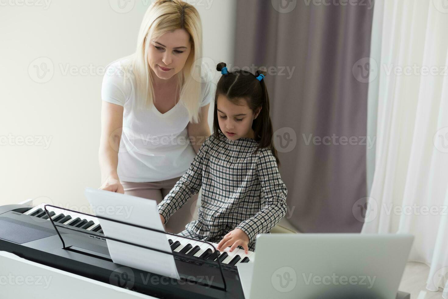 kvinnan som hjälpte sin dotter att spela piano, kropp och knappar på pianot modifierades digitalt foto