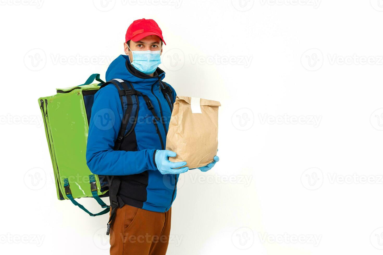ung kurir med termo väska på vit bakgrund. mat leverans service foto