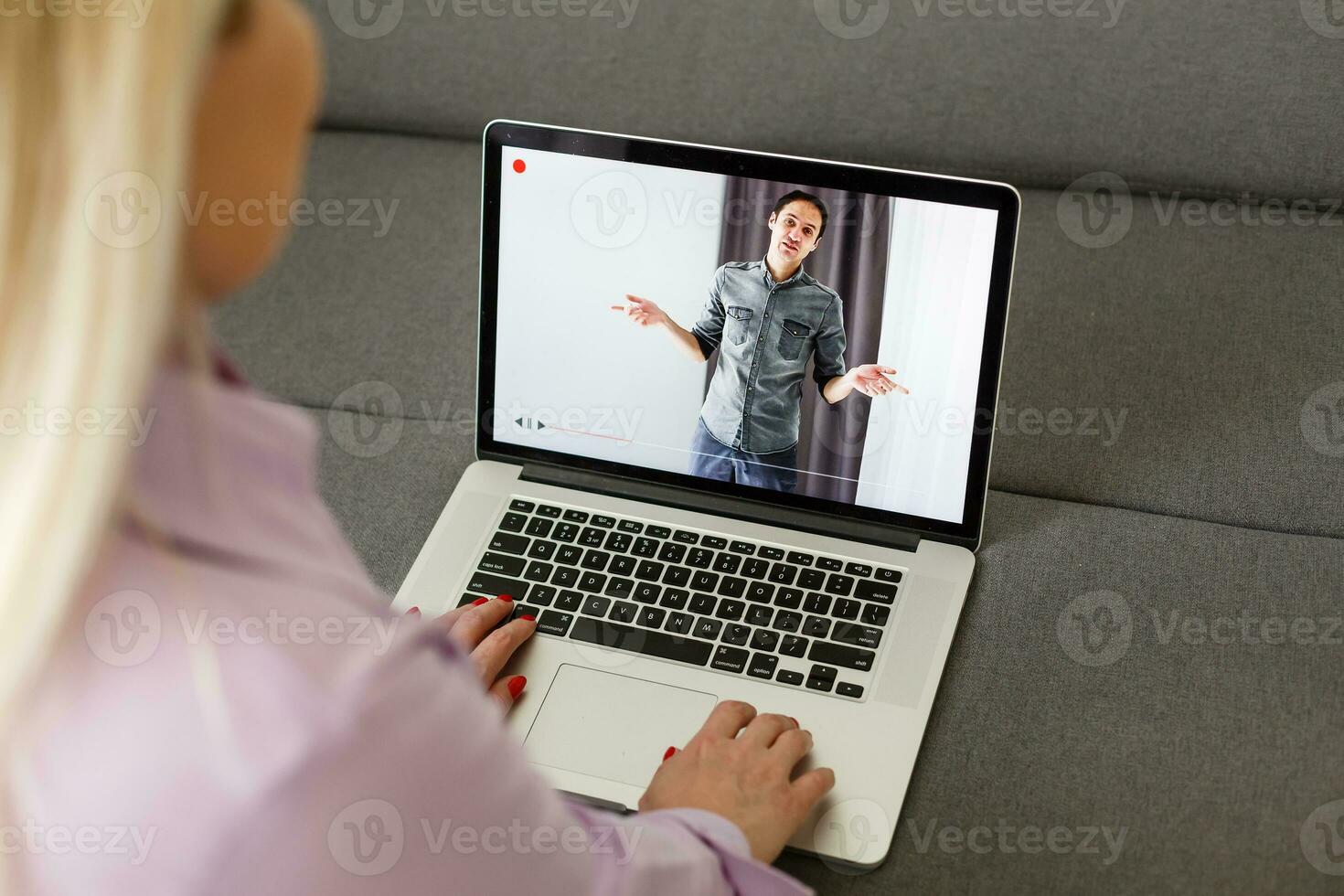 beskurna bild av ung kvinna studerande delta uppkopplad föreläsning på bärbar dator på skrivbord foto