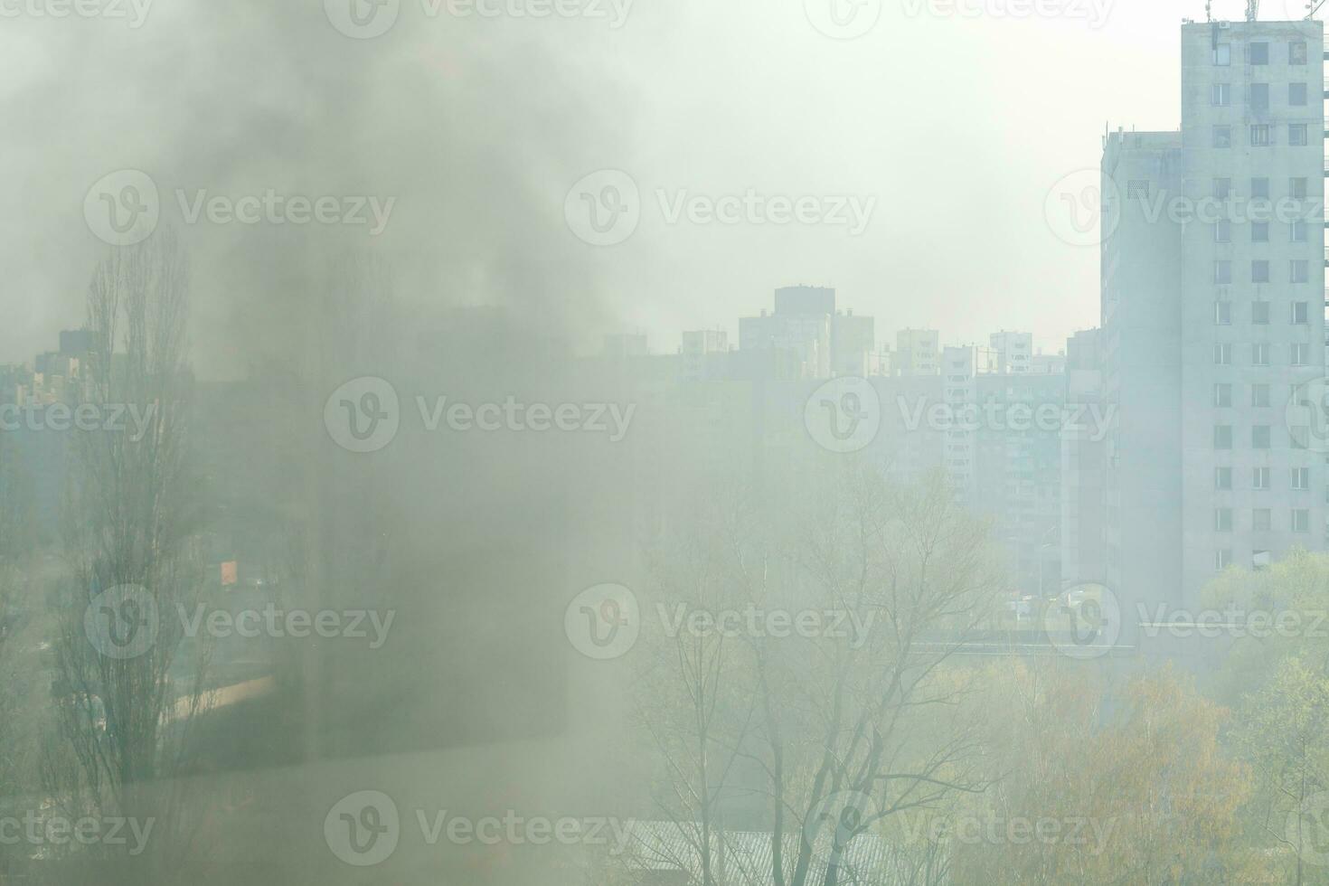 löpeld nära hus, se från de lägenhet fönster foto