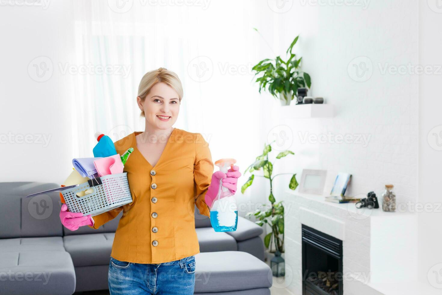 ung kvinna håller på med hushållsarbete, rengöring foto