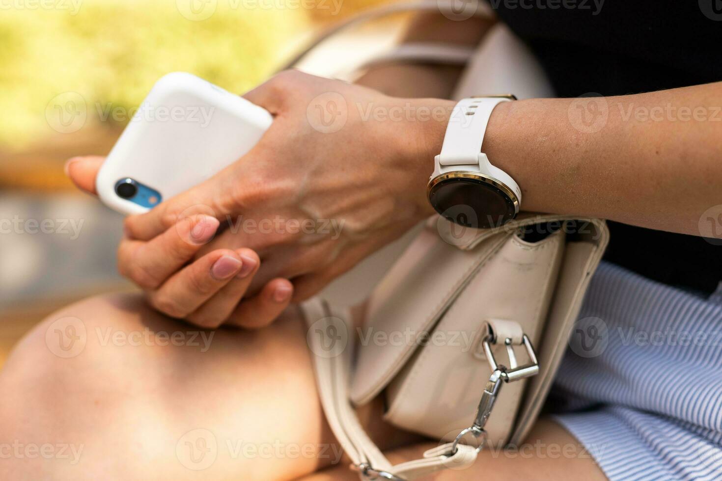 telefon i de händer av en flicka och en smart Kolla på på henne hand attrapp foto