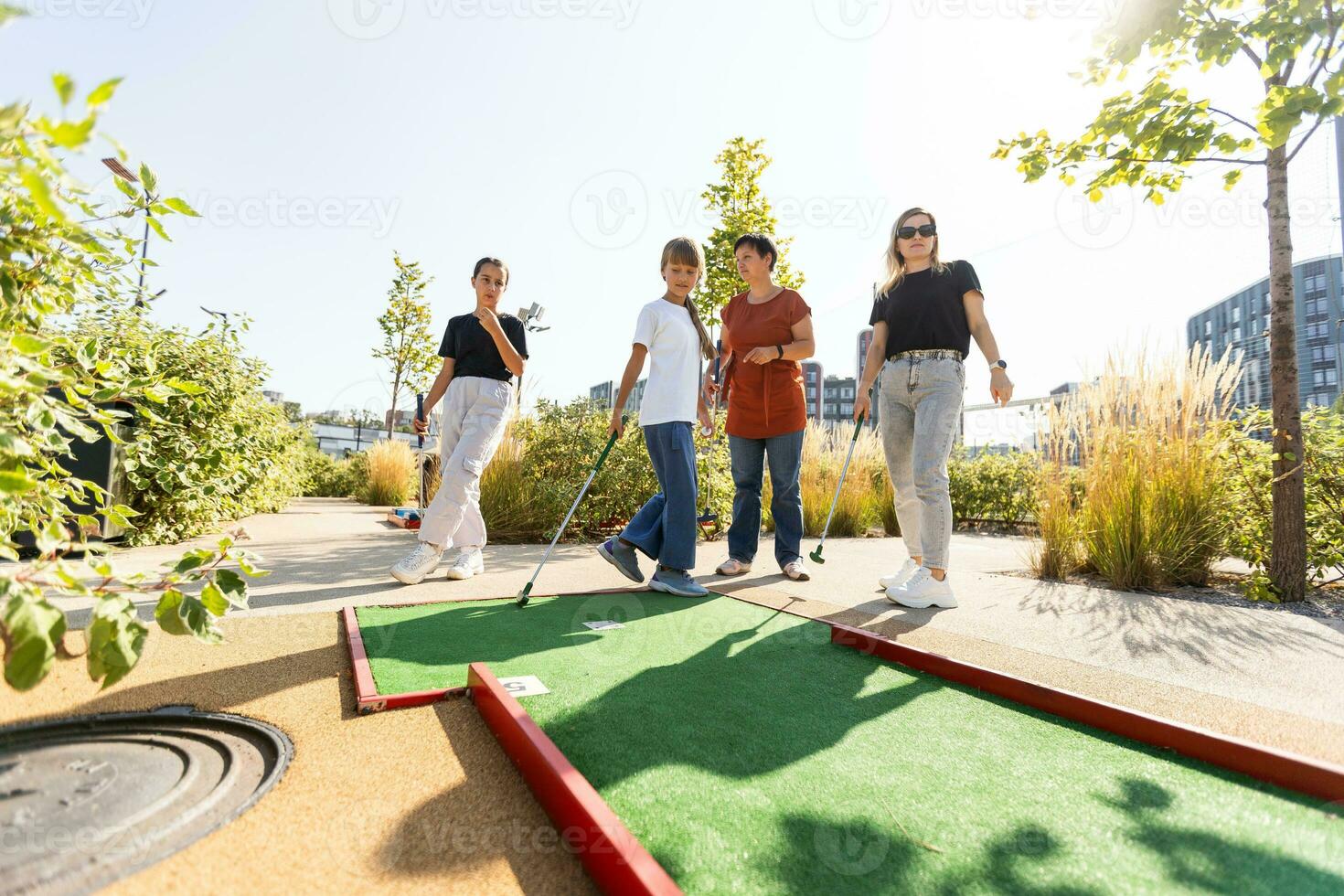 golf kurs grupp av vänner människor med barn Framställ stående foto