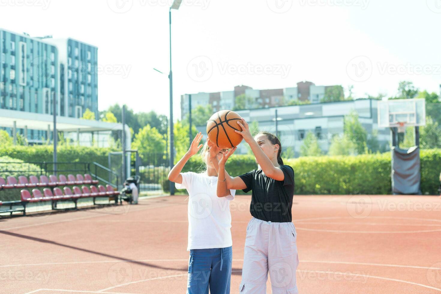 barn och sporter. Tonårs flicka spelar basketboll på de lekplats. foto