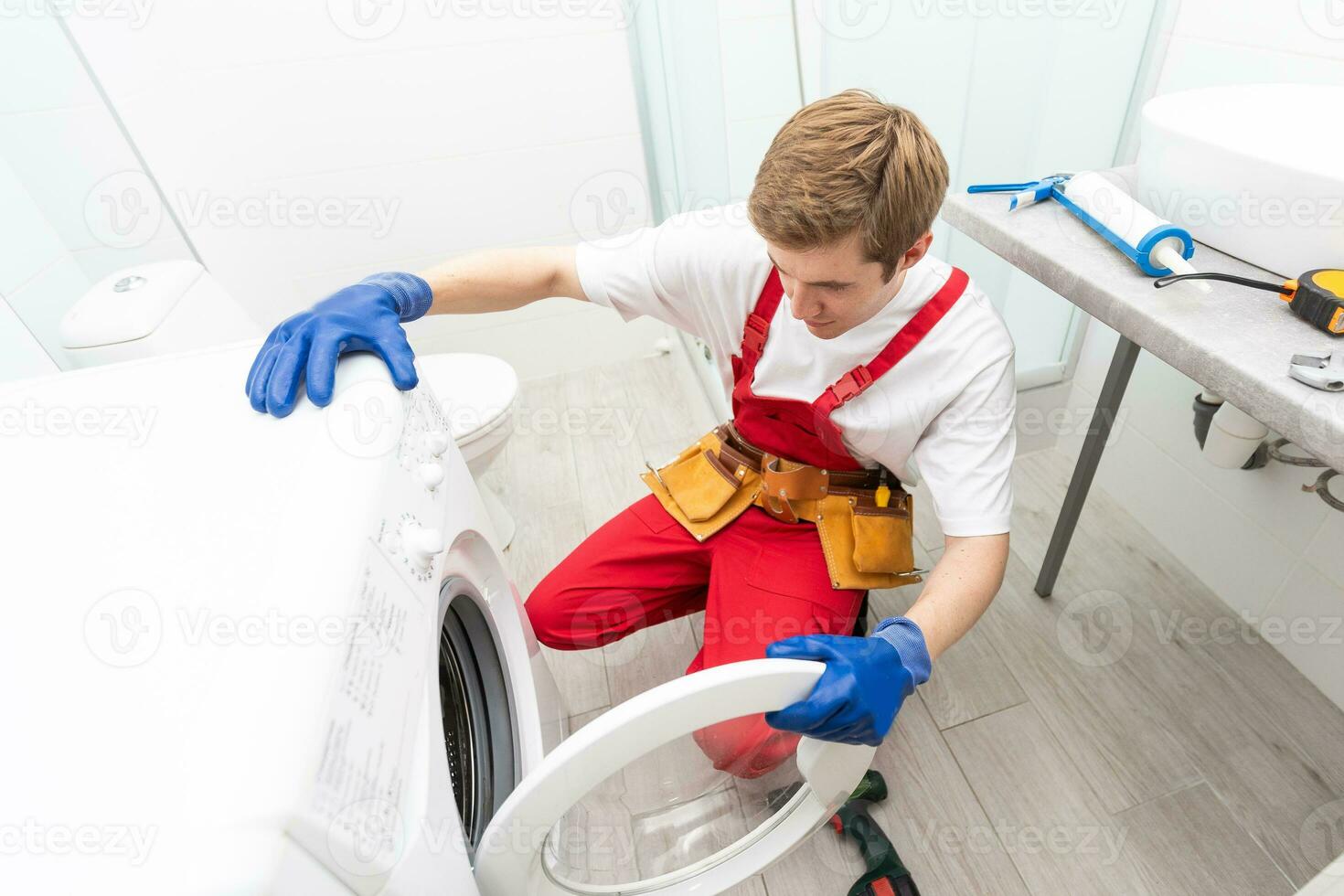 rörmokare fixering inhemsk tvättning maskin foto