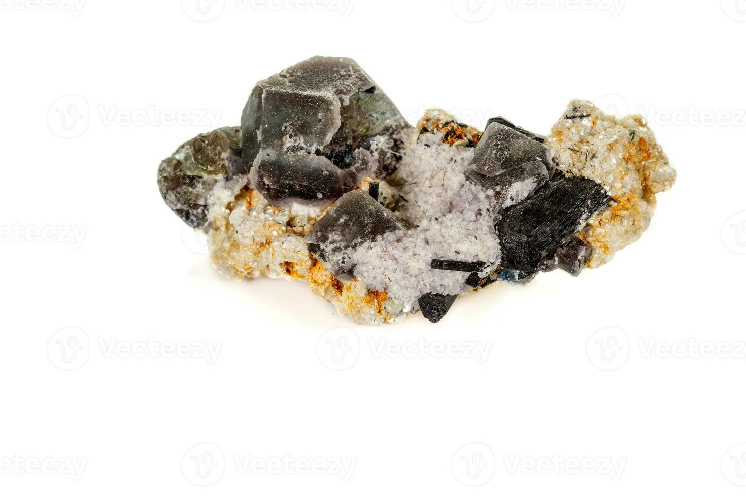 makro mineral flusspat sten på vit bakgrund foto
