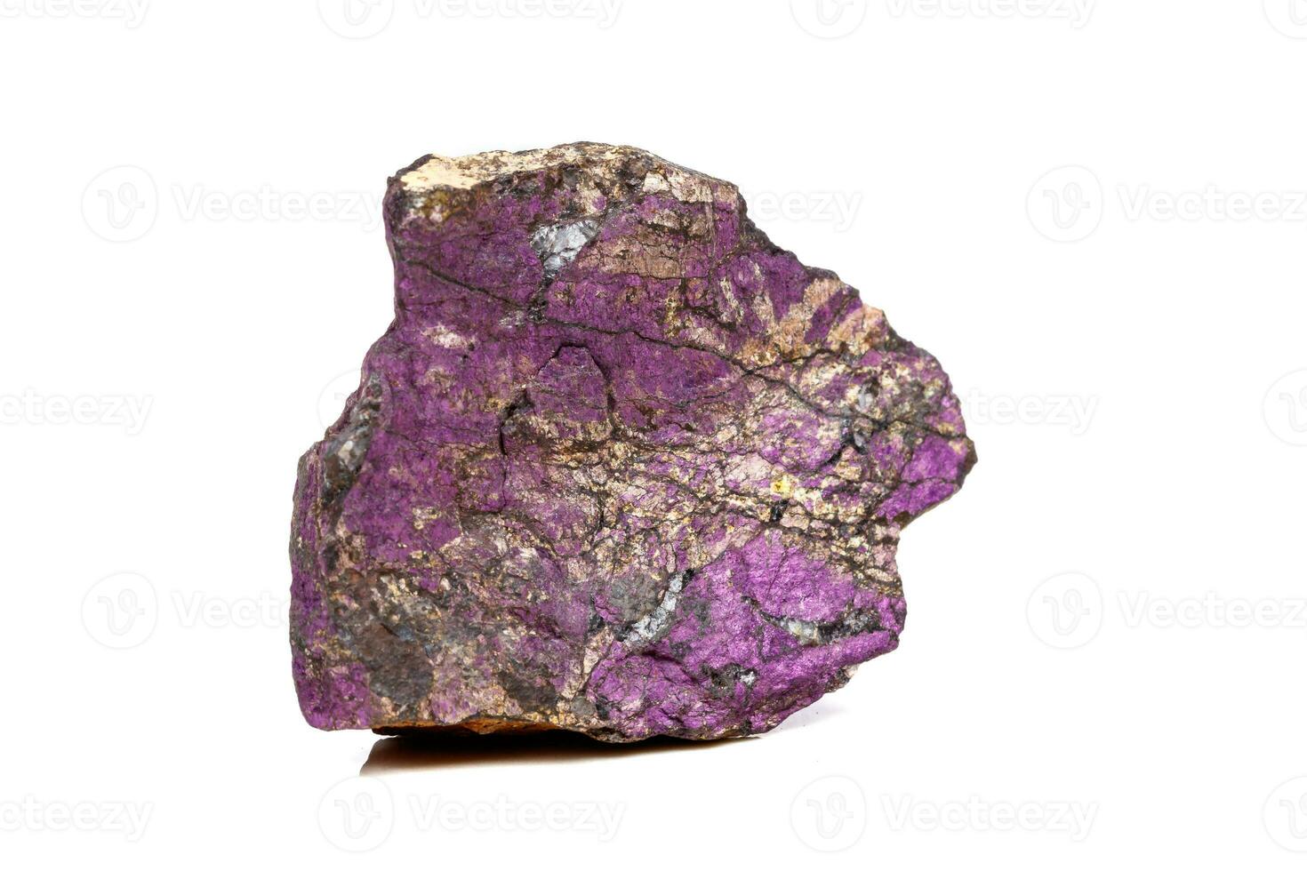 makro mineral sten purpureus, lila purpurit i de ras en vit bakgrund foto