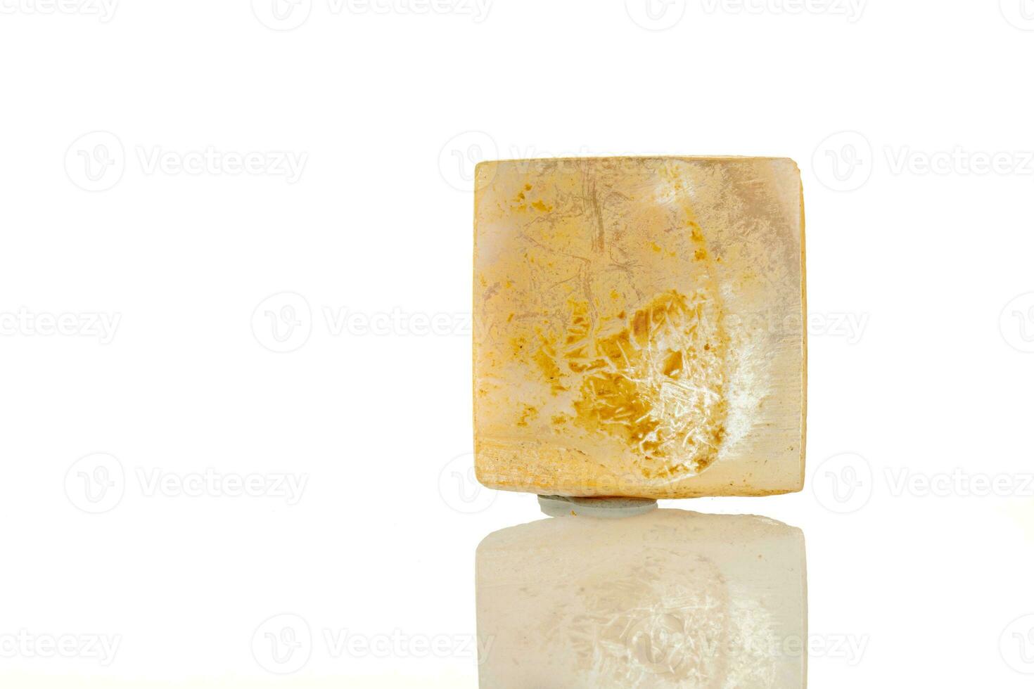 makro mineral sten perlmutter på en vit bakgrund foto