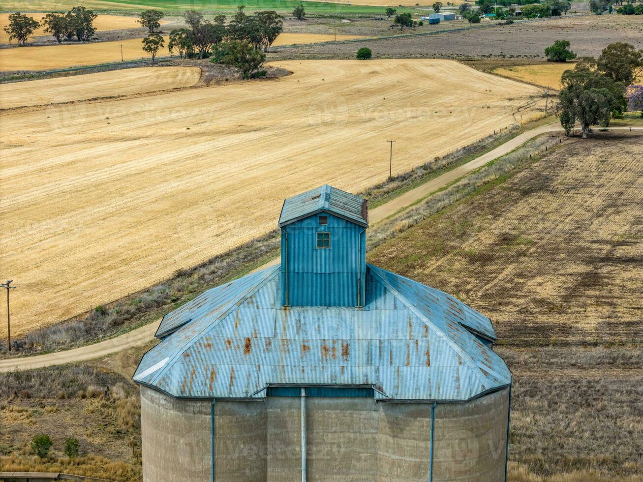 antenn se tagen från en Drönare av spannmål silos på delungra, nsw, Australien foto