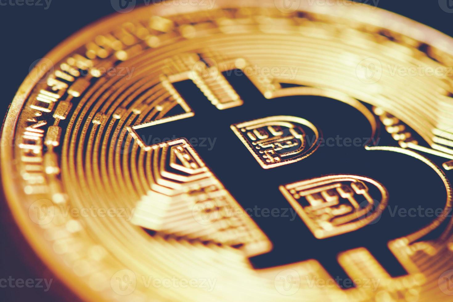 gyllene bitcoin. stängt bitmynt. kryptografi och elektroniska pengar koncept. valutahandel och guldbrytningstema. affärs- och teknik tema foto