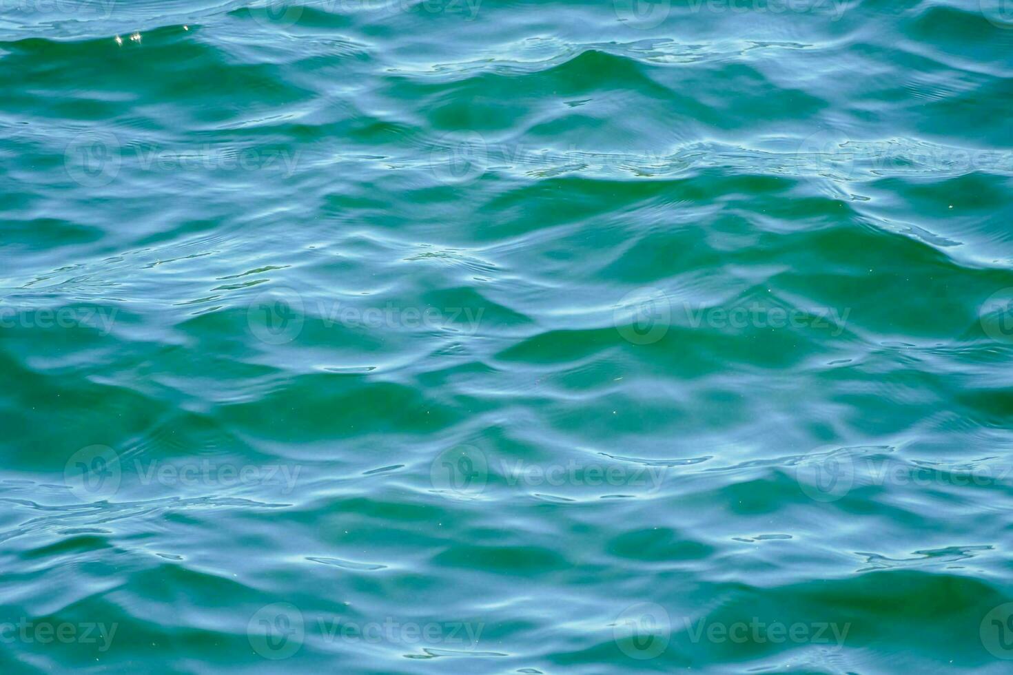 de vatten är blå och grön med krusningar foto