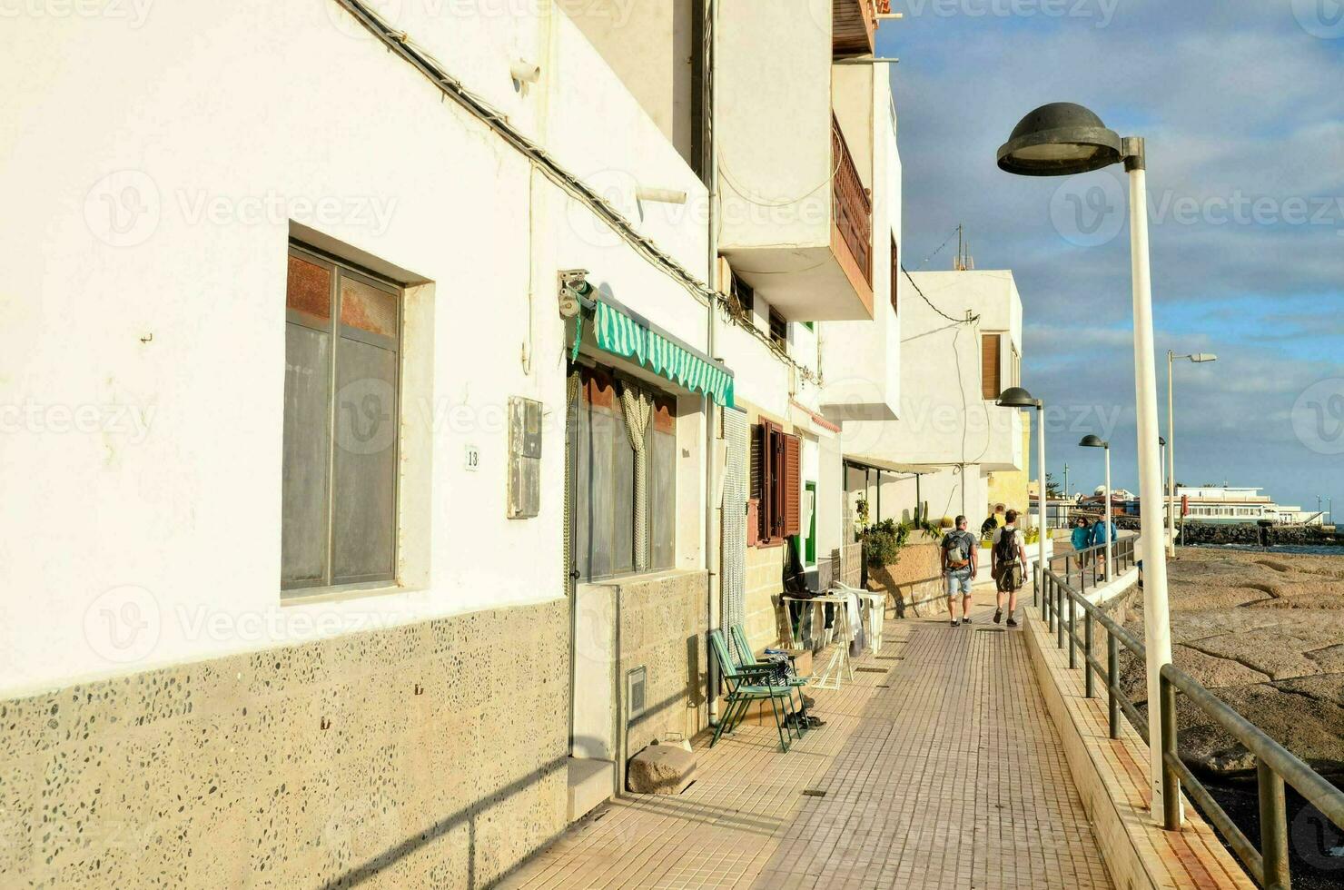 en promenad längs de strand i de stad foto