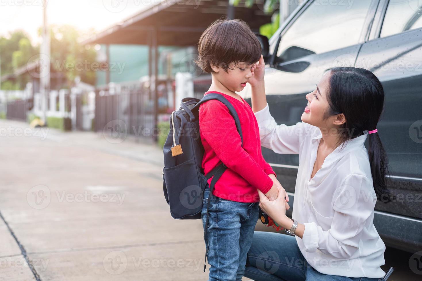 mamma förbereder sig för att skicka tillbaka sina barn till skolan i bilen på morgonen. utbildning och tillbaka till skolan koncept. glad familj och kärlek till människor tema foto