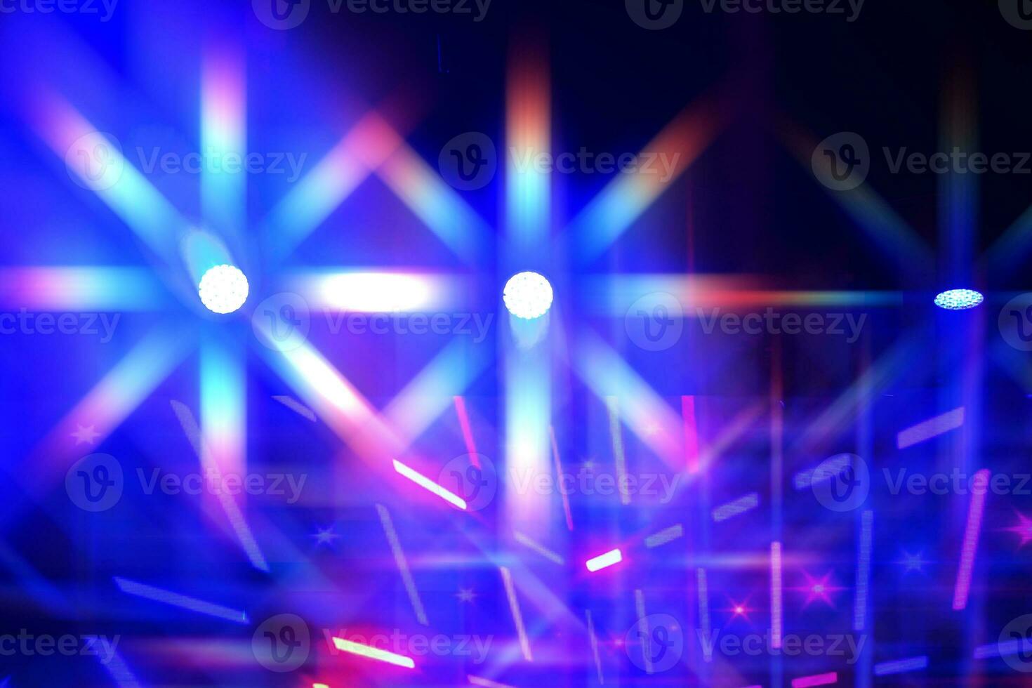ljus flerfärgad regnbågsskimrande lampor av skede belysning. bakgrund scen, prestanda. konsert ljus. foto