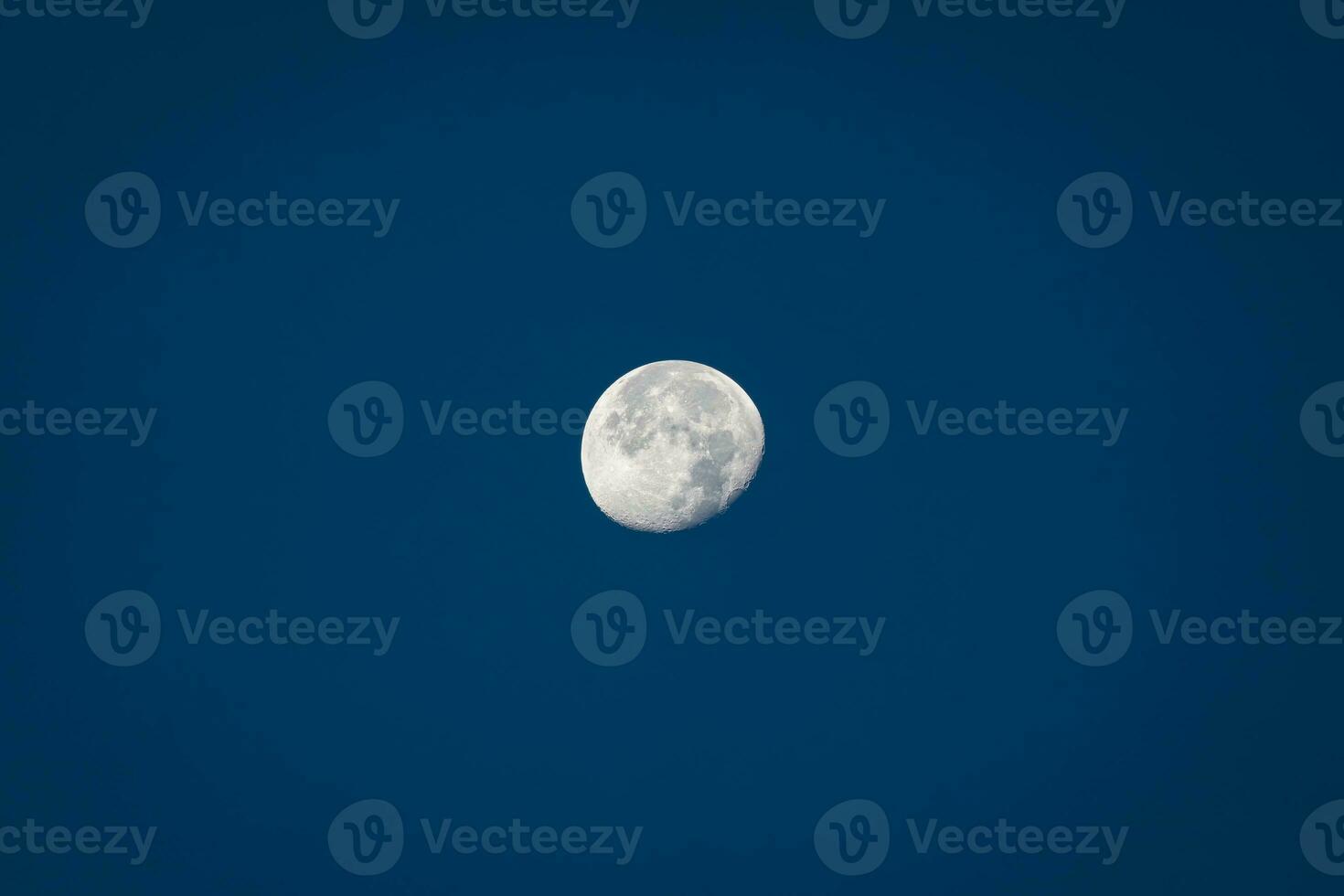 måne under dagtid mot klar blå himmel foto