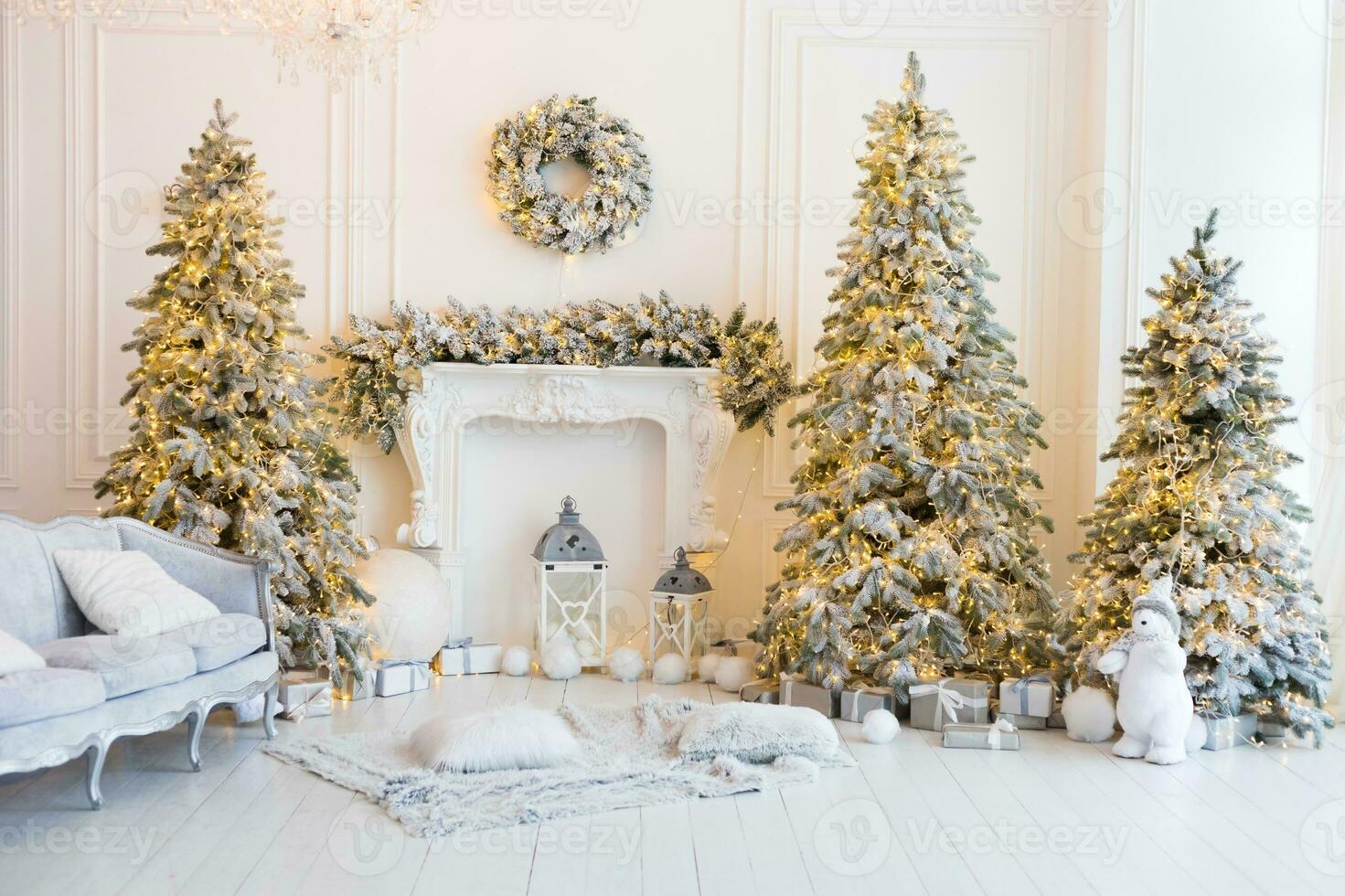 jul interiör stock foton. utforska värma och inbjudande Semester tema Hem inställningar, Utsmyckad med blinkande lampor, strumpor, och vackert dekorerad jul träd. foto