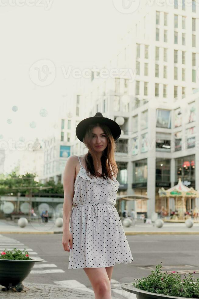 en ung Tonårs flicka i en vit klänning och hatt foto