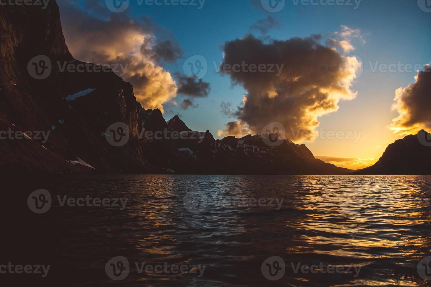 solnedgång över bergen vid havet foto