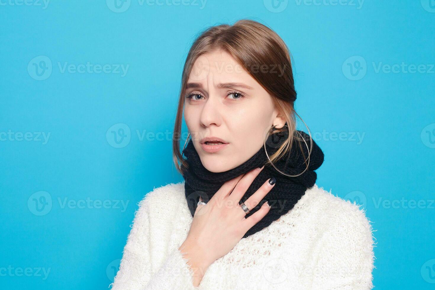 hals smärta. närbild av sjuk kvinna med öm hals känsla dålig foto