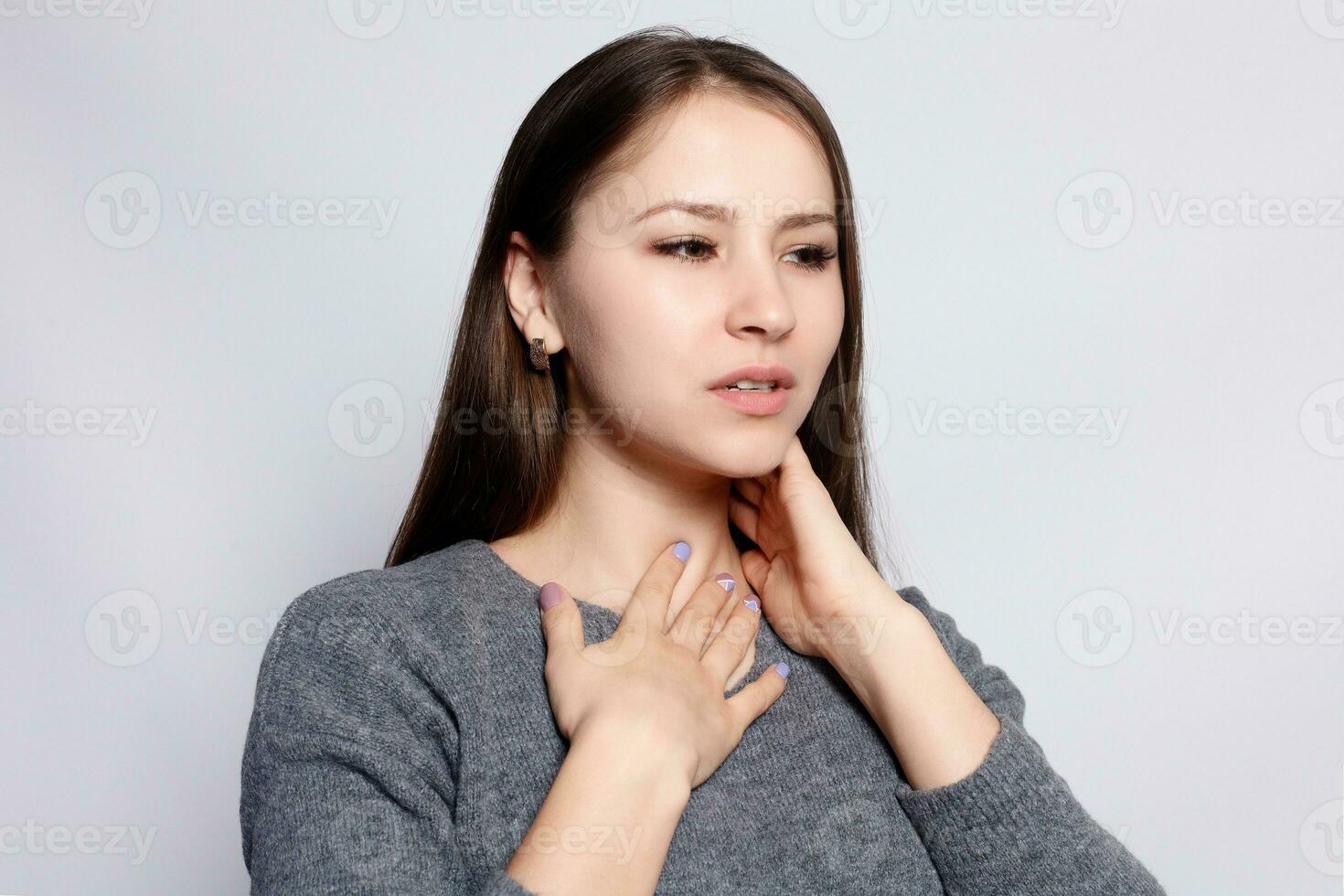 hals smärta. närbild av sjuk kvinna med öm hals känsla dålig foto