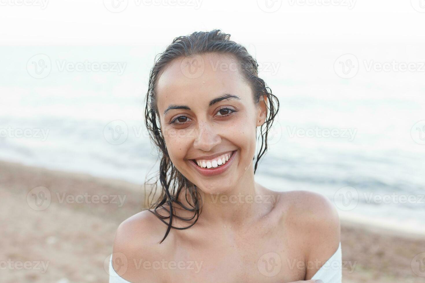 skön, attraktiv kvinna i svart bikini. foto
