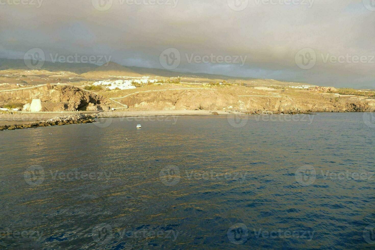 de hav och klippor nära de kust foto