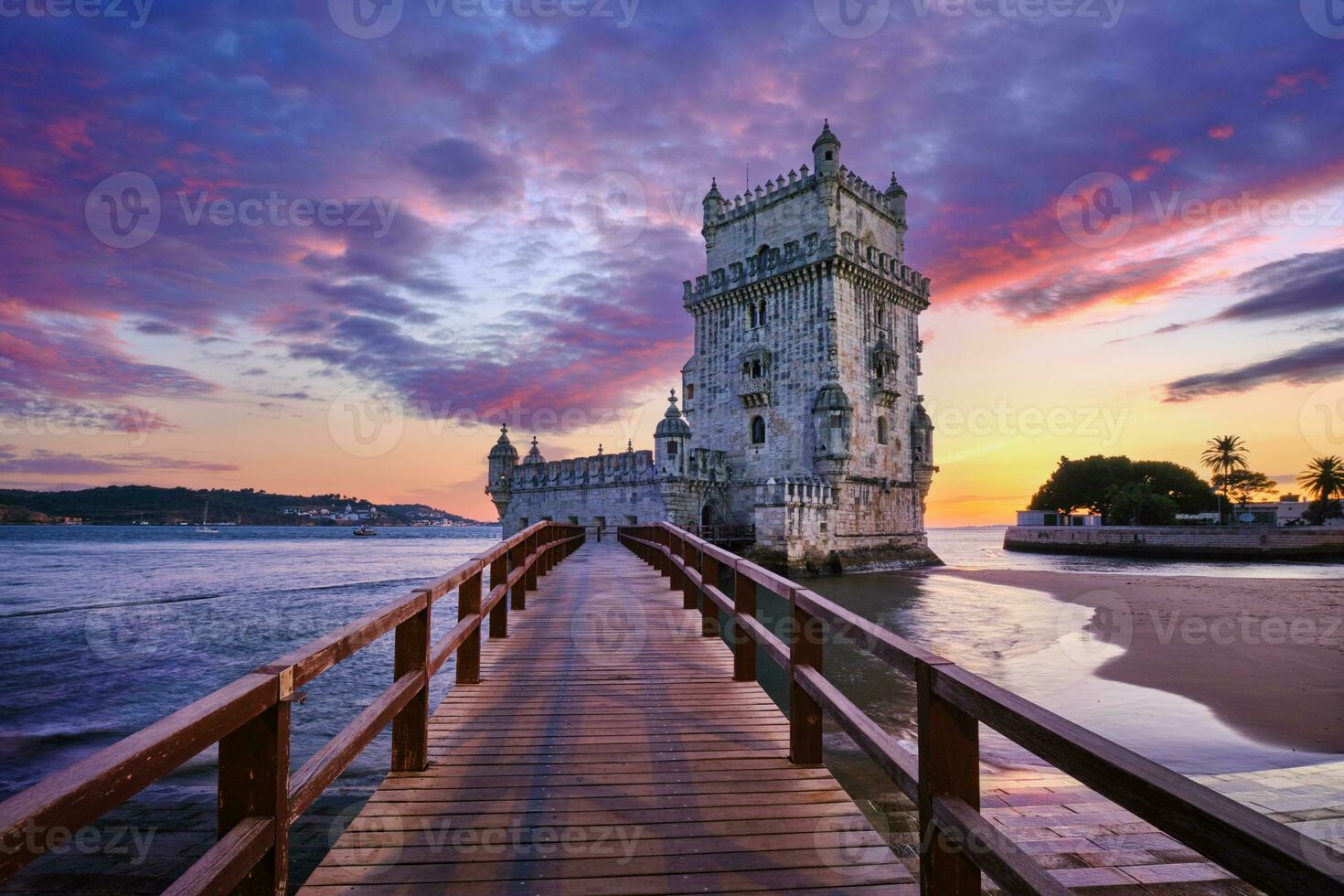 belem torn på de Bank av de tagus flod i skymning efter solnedgång. Lissabon, portugal foto