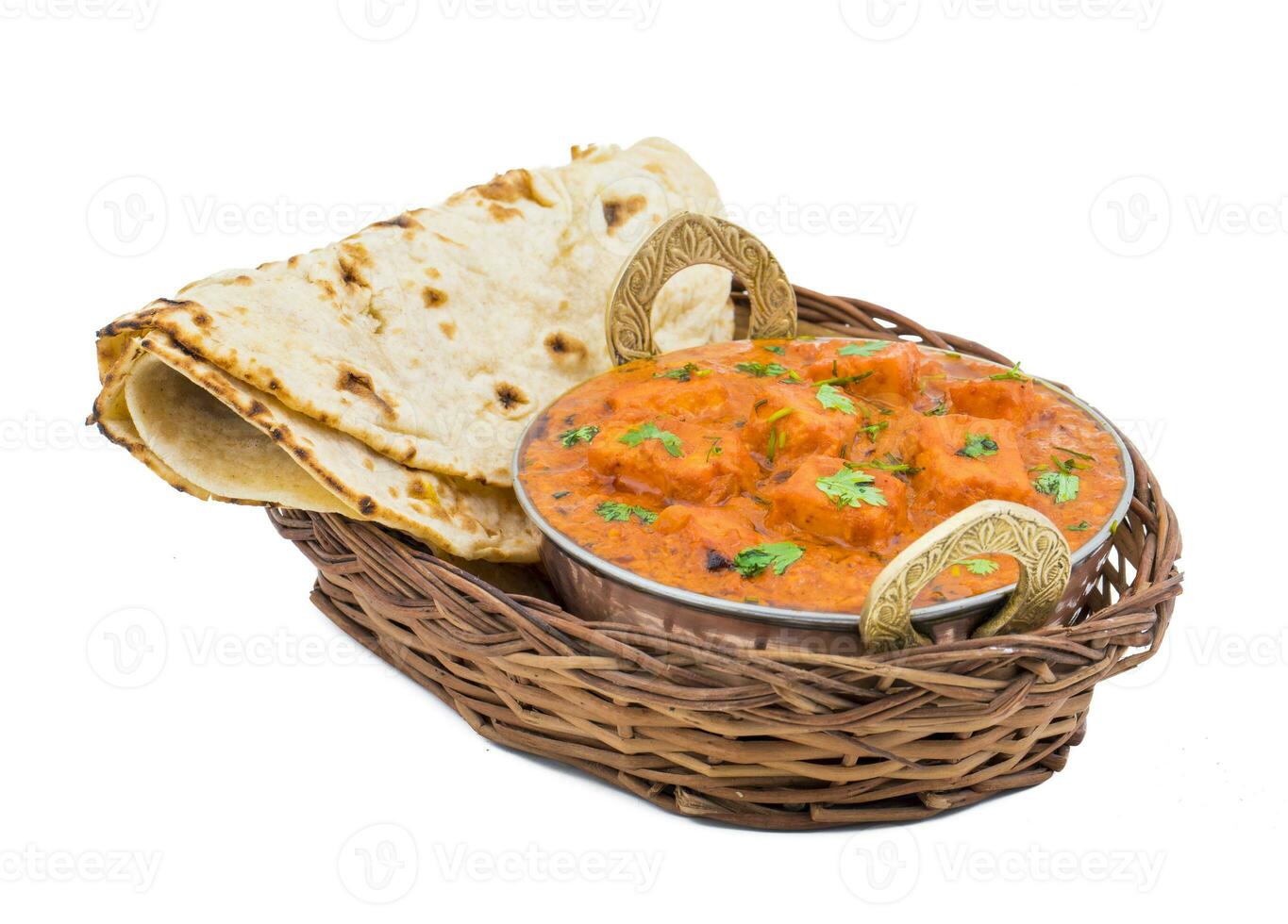 indisk utsökt kök paneer tikka masala med tandoori chapati på vit bakgrund foto
