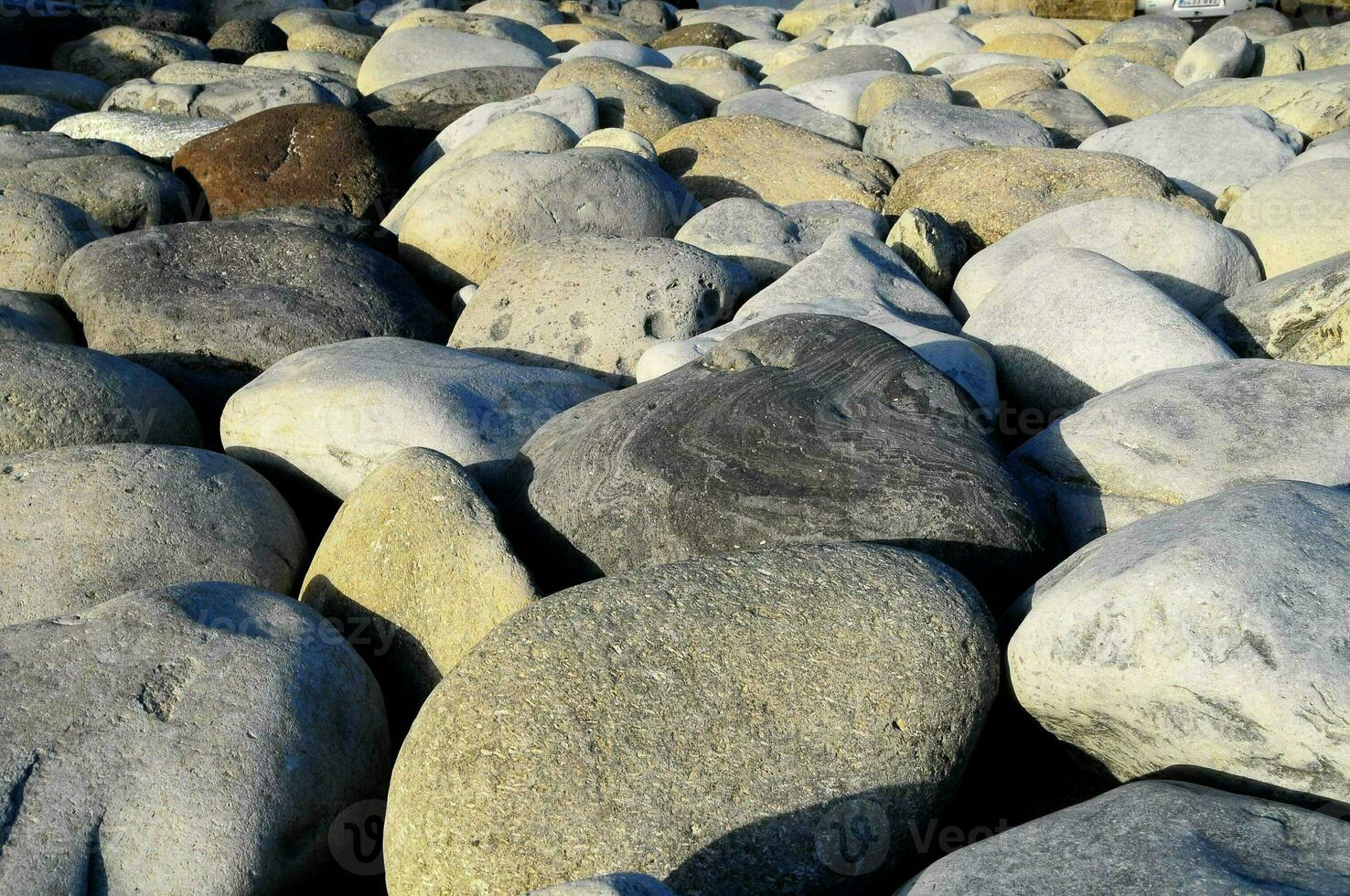 en stor lugg av stenar på de strand foto