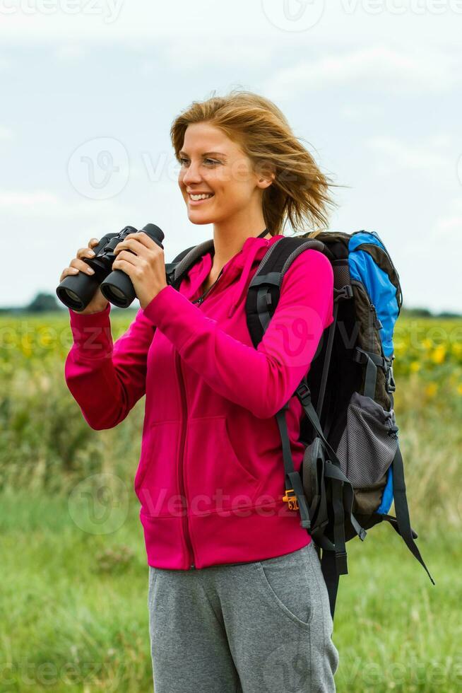 kvinna vandrare med kikare i natur foto