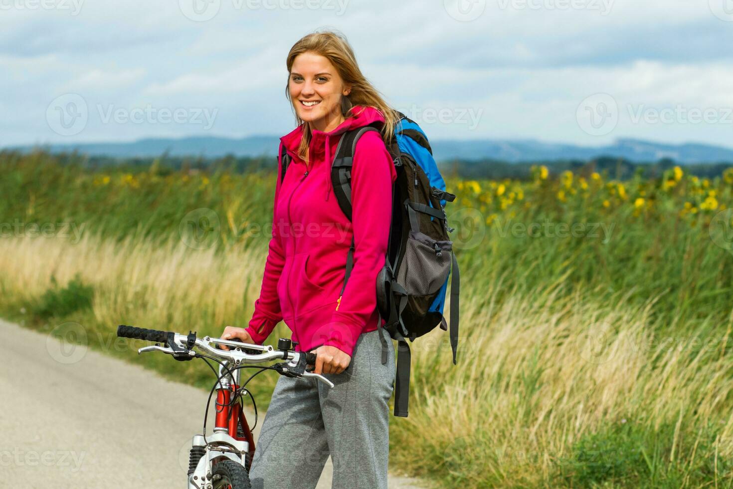 kvinna vandrare med en cykel foto