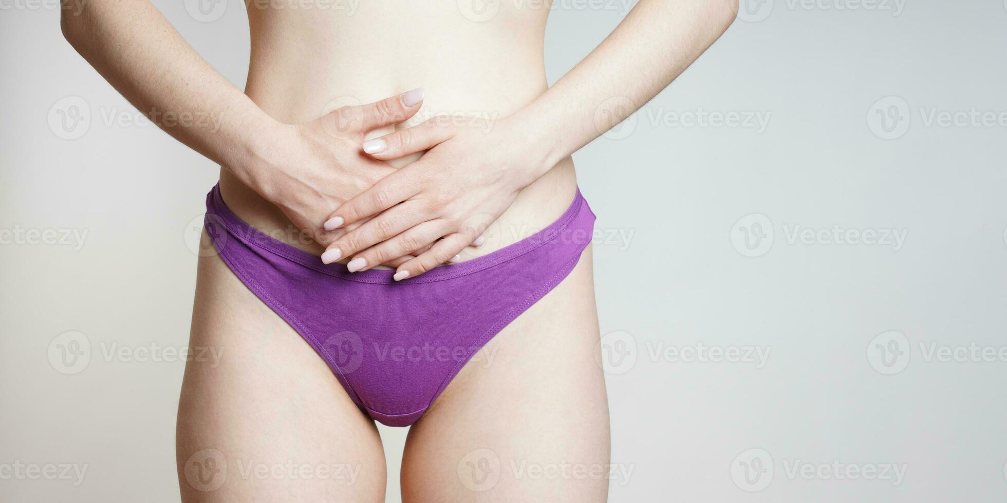 kvinna i trosor innehav mage med abdominal eller period möda foto