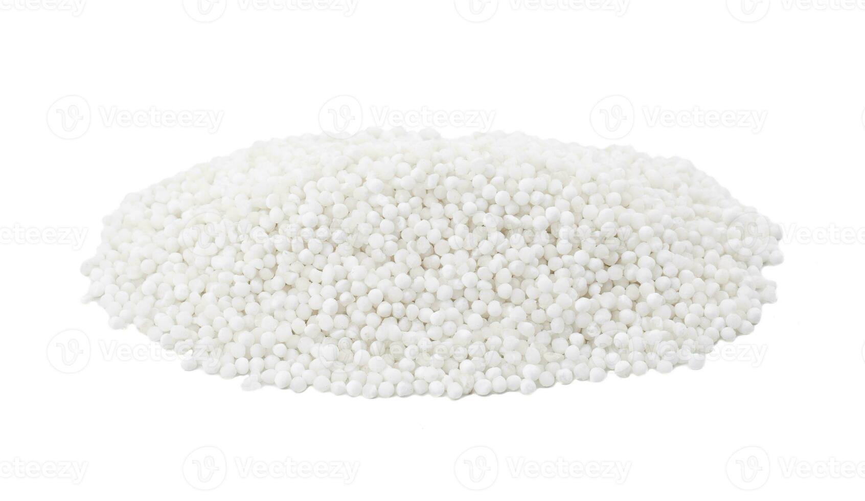 högen av vit sago pärlor också känna till som sabudana på vit bakgrund foto