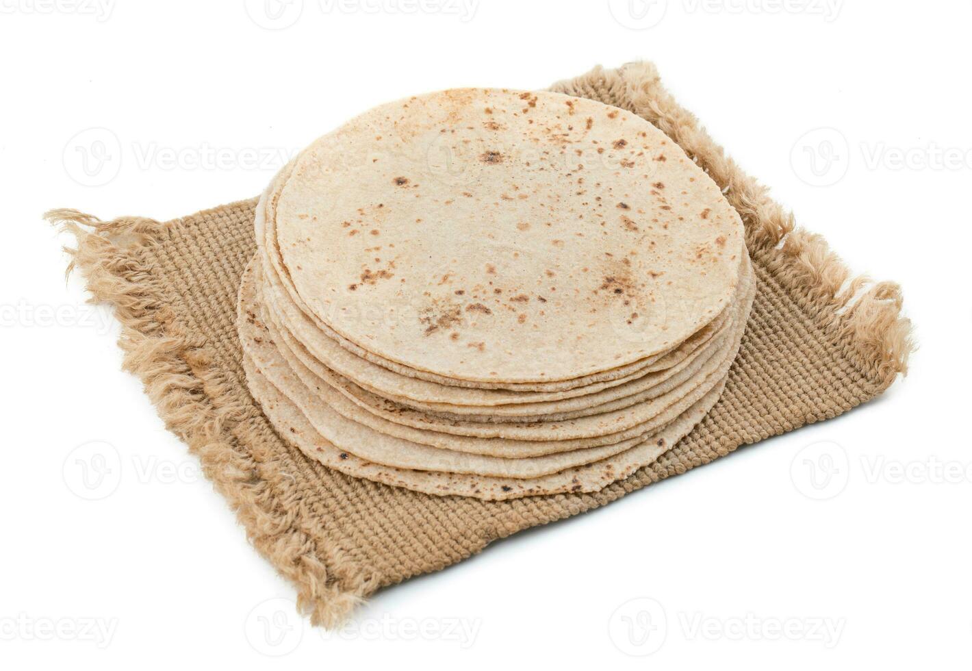 indisk traditionell kök chapati på vit bakgrund foto