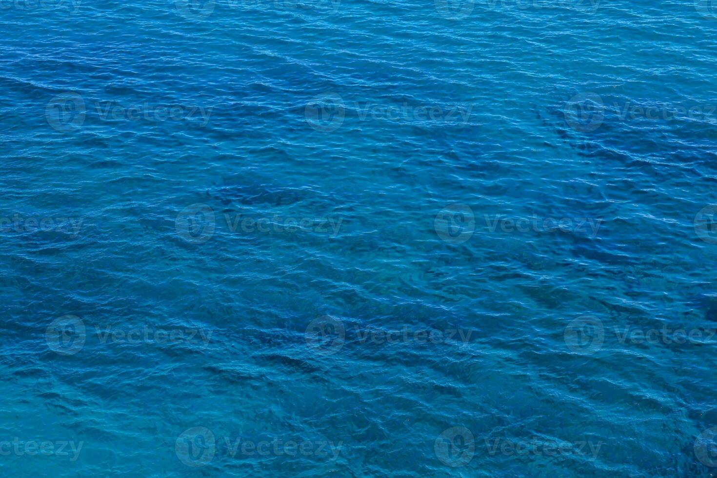 de blå hav är sett från ovan foto