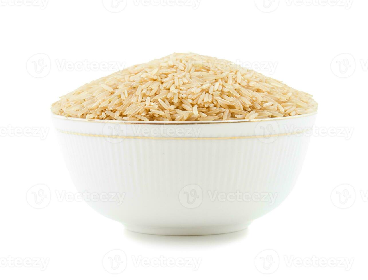 friska färsk brun ris på vit bakgrund foto