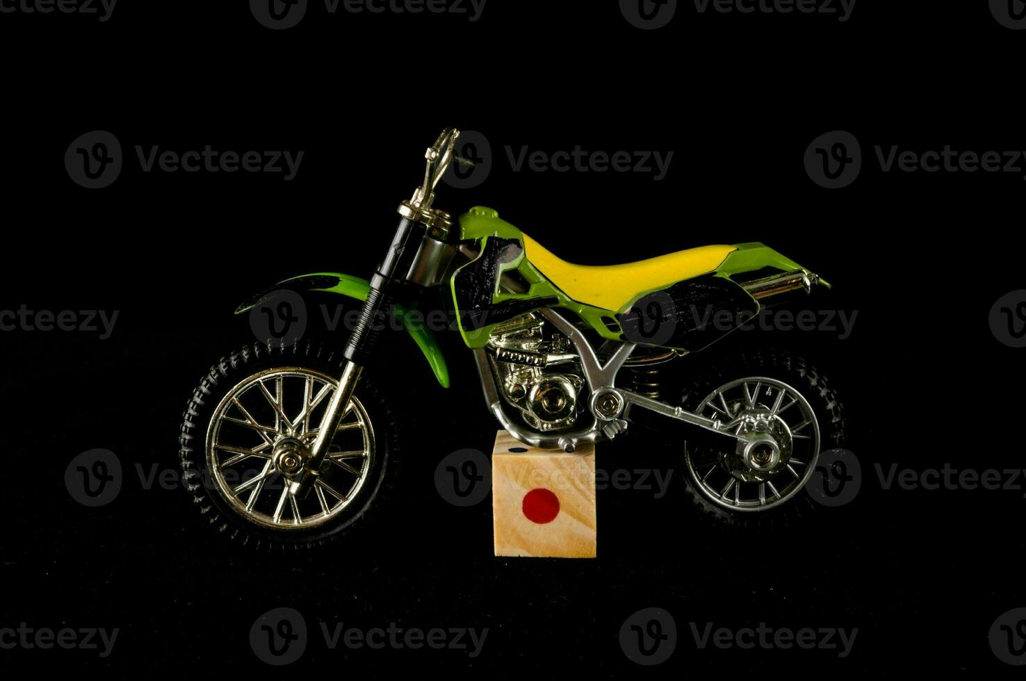 en leksak motorcykel är visad på en svart bakgrund foto