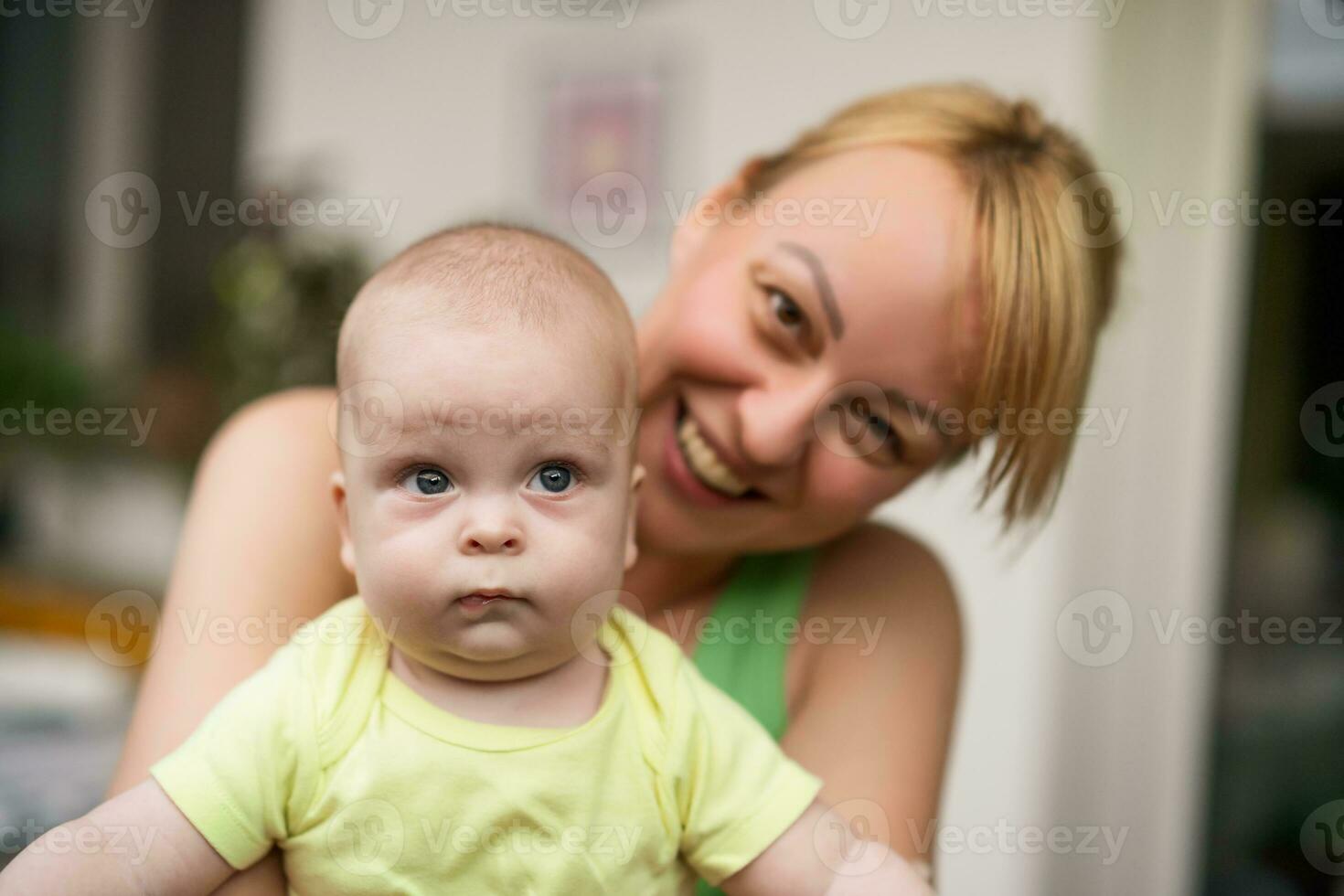 mor åtnjuter innehav henne liten glad bebis pojke. foto