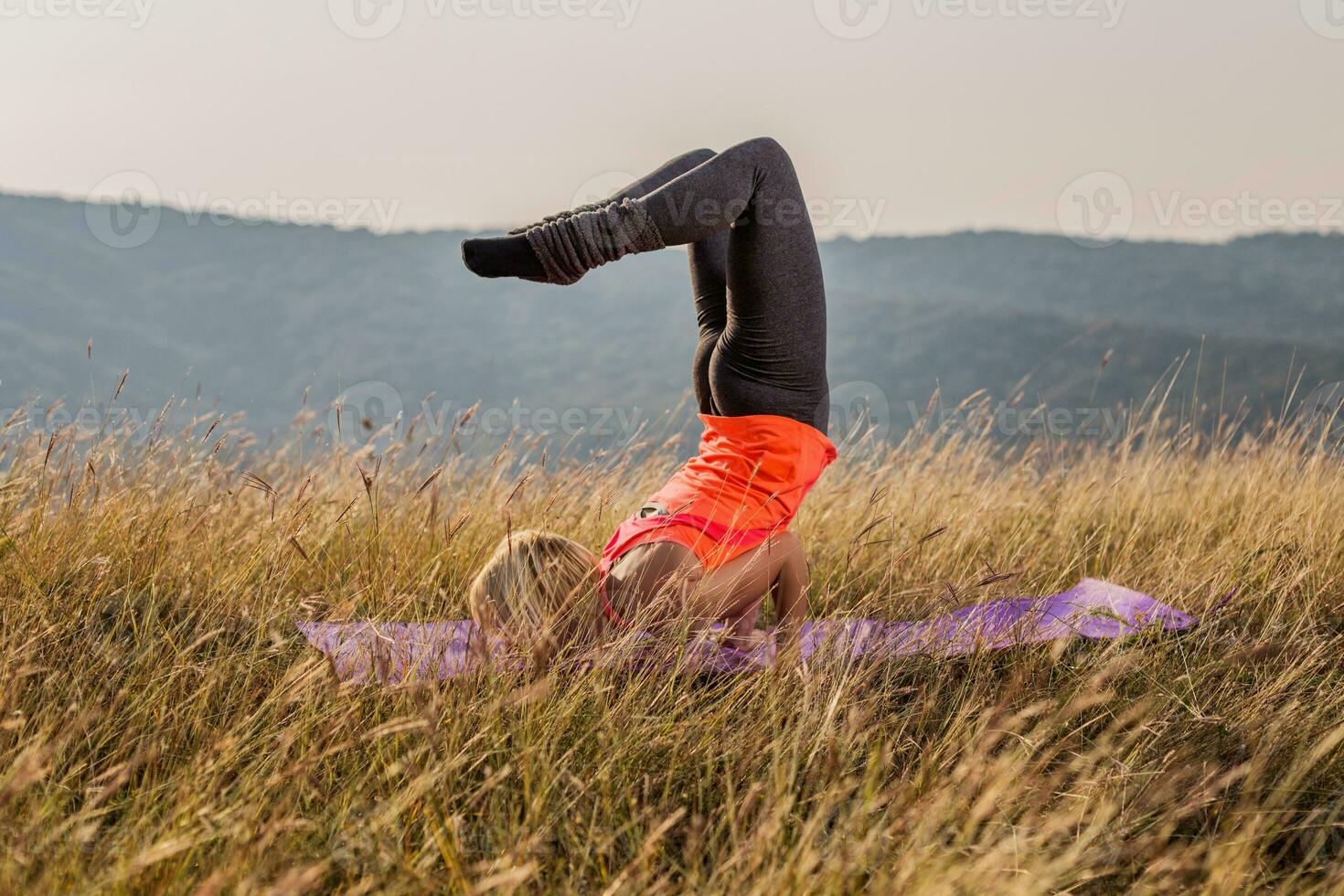 skön kvinna håller på med yoga i de natur foto