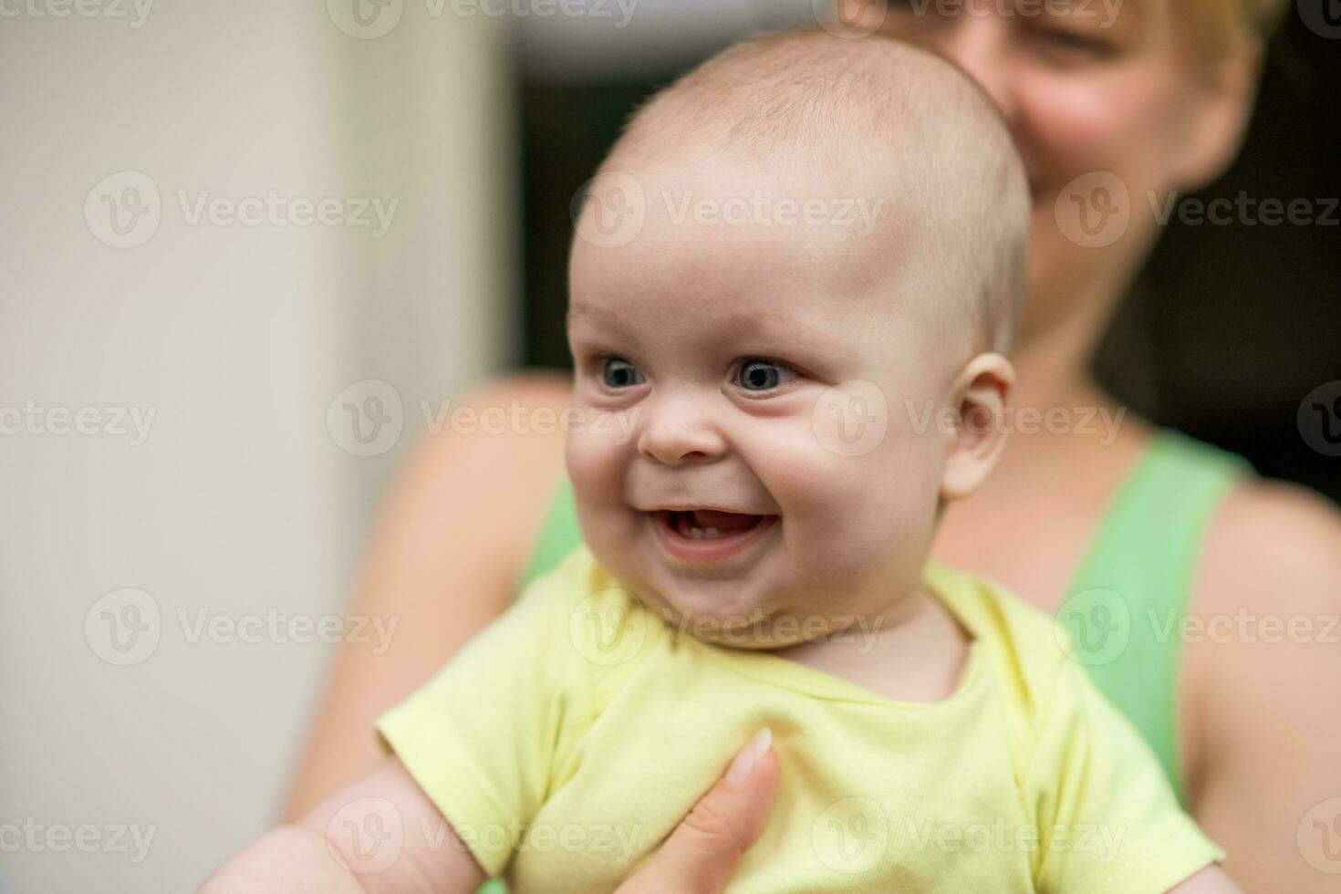 mor åtnjuter innehav henne liten glad bebis pojke. foto