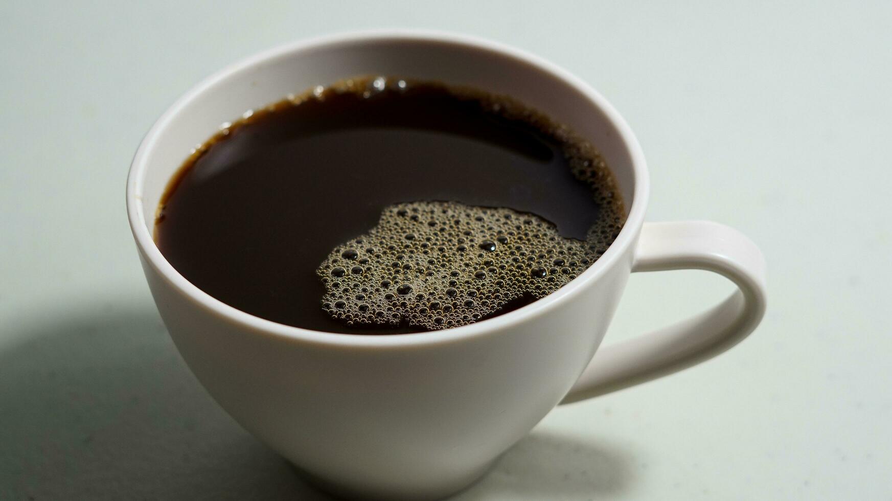 svart kaffe i en vit kopp foto