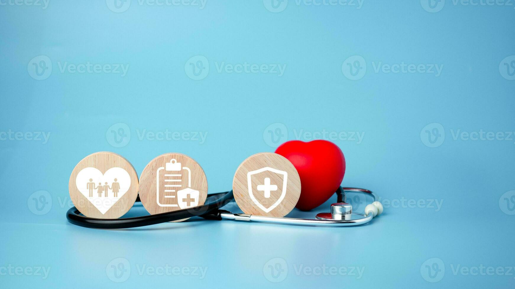 de begrepp av hälsa försäkring och medicinsk välfärd. cirkel trä och röd hjärta med ikon. hälsa försäkring och tillgång till hälsa vård. foto