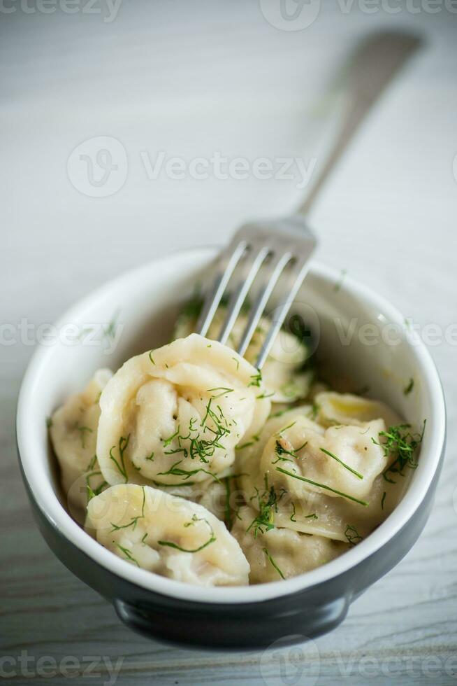 kokt klimpar med kött fyllning i en skål foto