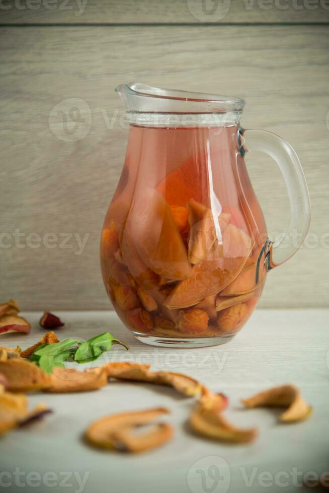 ljuv Häftigt kompott kokt från olika torkades frukter, i en glas karaff foto