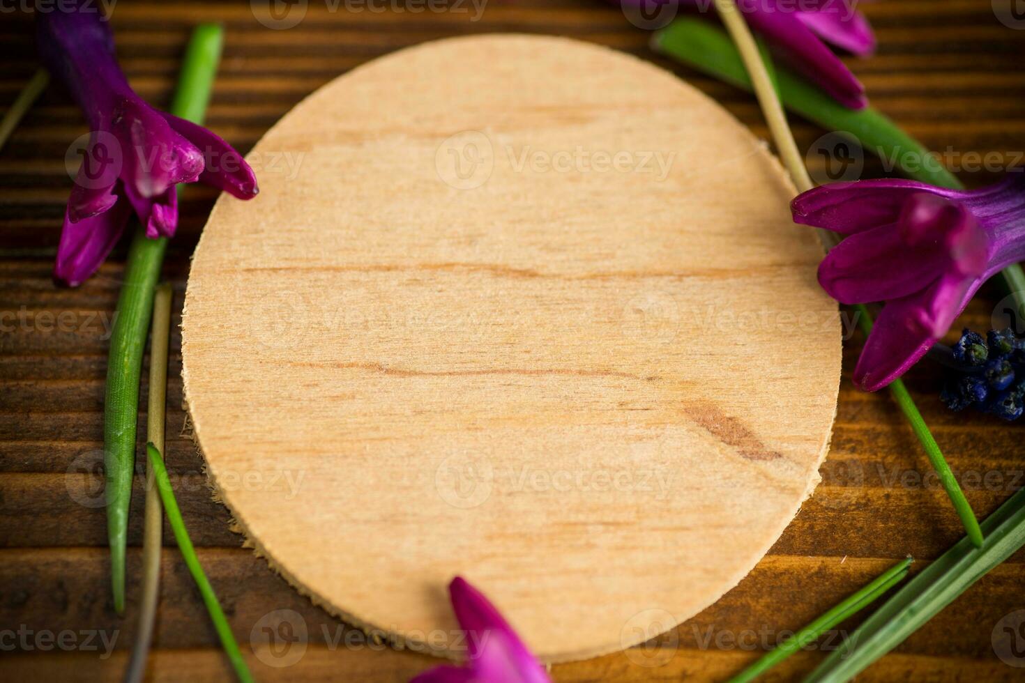 skön bukett av vår blommor på en trä- tabell foto