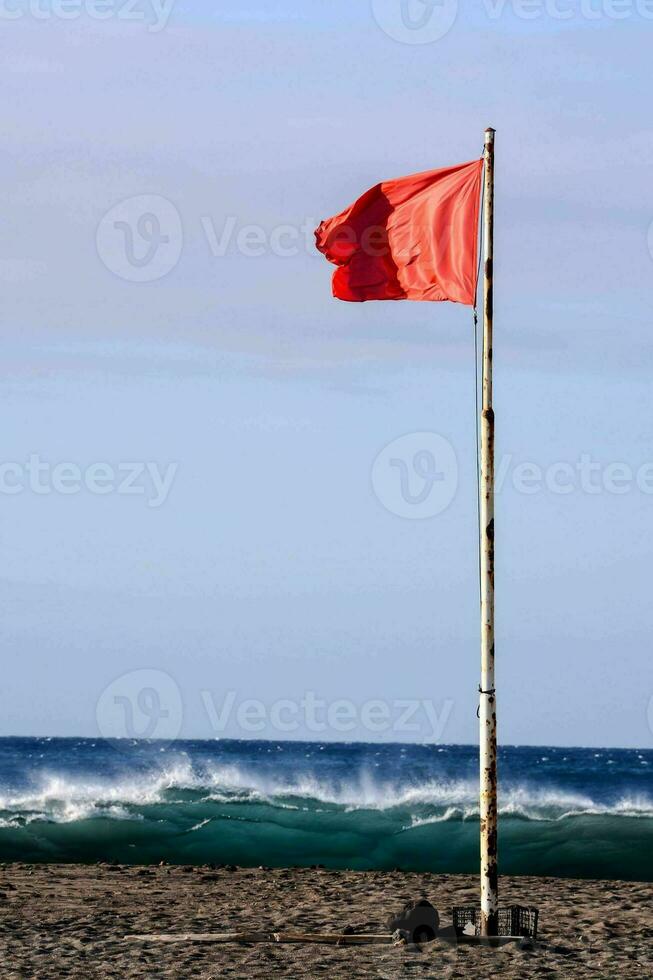 en röd flagga på de strand nära de hav foto