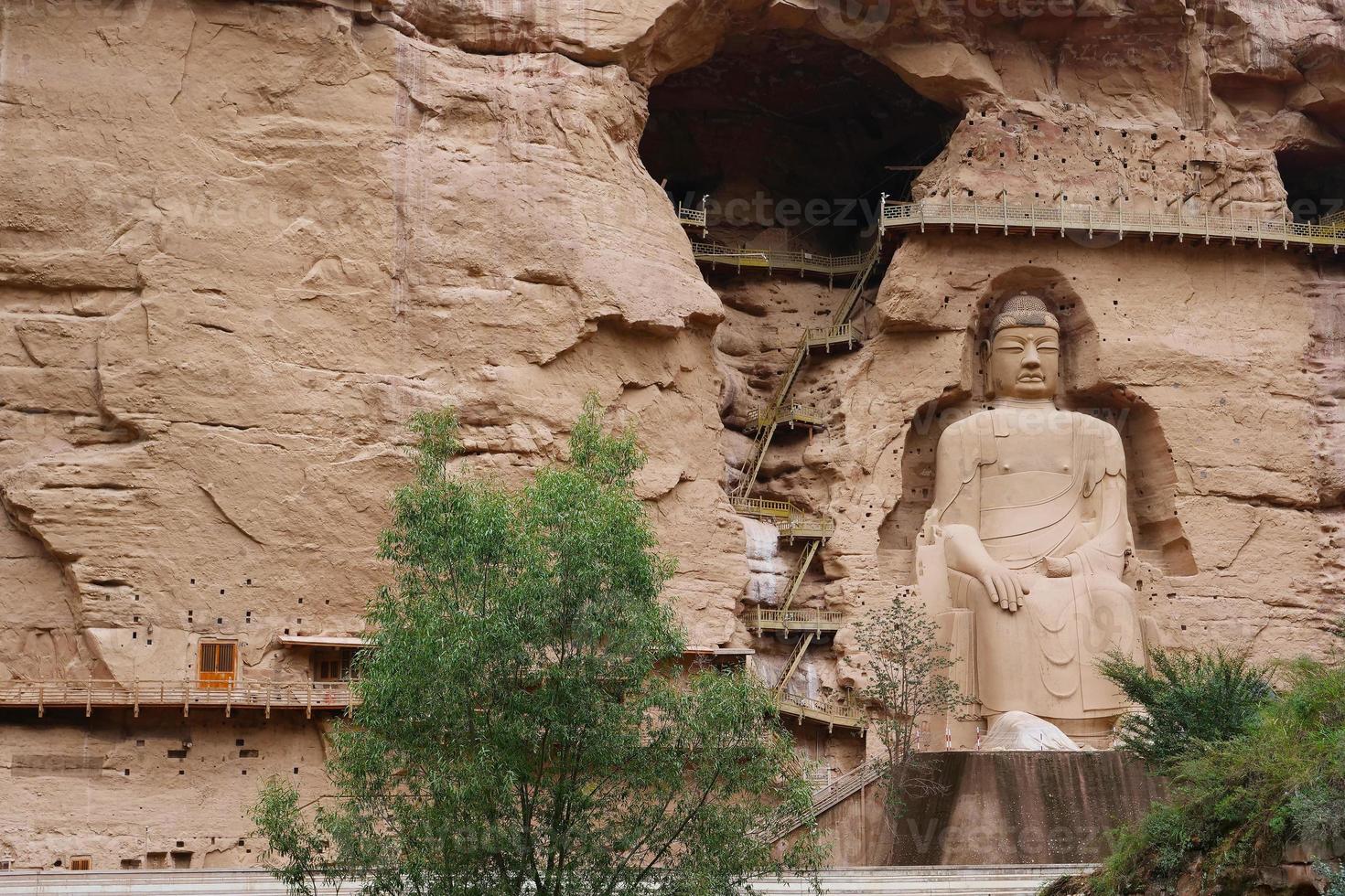 gammal kinesisk buddhastaty vid bingling grottempel i Lanzhou Kina foto