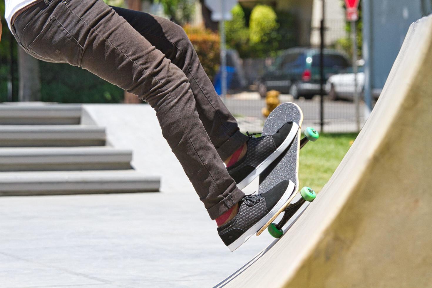 vid foten av en person som åker skateboard i USA foto