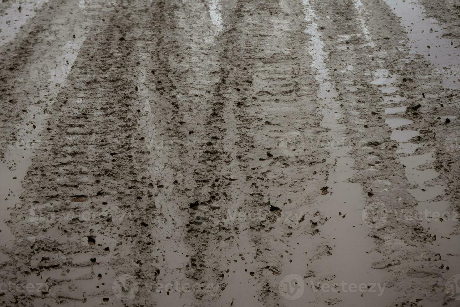 smuts spår på de sand av de väg, antenn se. foto