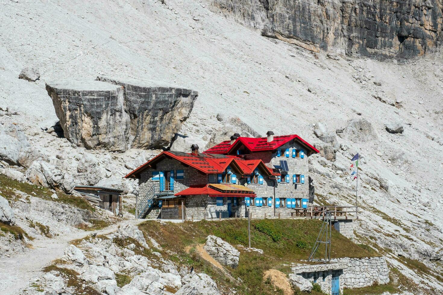 alpina hydda silvio agostini i dolomiter alperna, Italien. foto